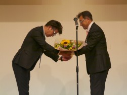 福重部会長から芝氏への花束贈呈