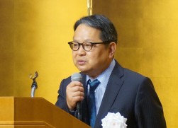 総会後の懇親会で挨拶する荒井会長