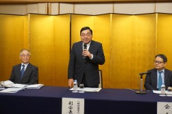 総会後記者会見で挨拶する伊藤副会長