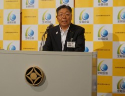 総会後懇親会で挨拶する堀井仁会長