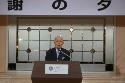 挨拶に立つ澤田稔名誉会長