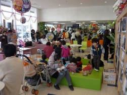 来場者であふれかえるショールーム