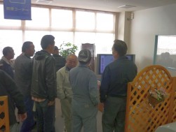 セリ中も地震速報に見入る会員