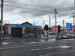 　道路沿いに広い間口