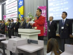 セリ前のセレモニーで意気込みを語る瀬川氏