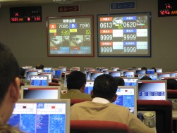 新表示スクリーンの前での取引（10日撮影）