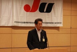 挨拶に立つ海津博会長理事長 