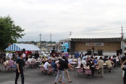 多数の参加者で賑わう納涼祭