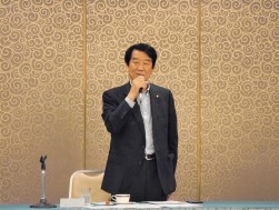 合同会議の冒頭、挨拶を述べる安部会長