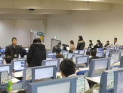 セリ開始前の指定席解除を待つ会員