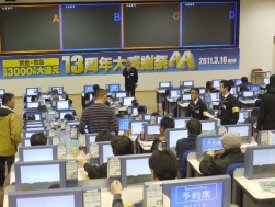 営業担当者が会員と一緒に空席探し（ＡＭ９時前）