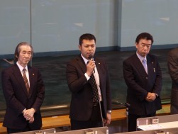（中央から左へ）黒岩部会長、山田理事長