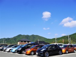 電気自動車「リーフ」などエコカー出品も多い