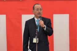 セリ前のセレモニーで挨拶を述べる宮下理事長