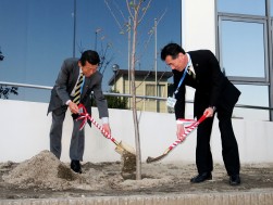 植樹を行う加藤理事長（左）と兼松筆頭副理事長（右）