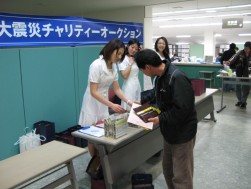取引の合間に会員がブースを訪れ募金に協力(31日）