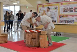 今年で８年目となる中谷堂による高速餅つき