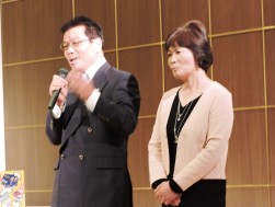 感謝の言葉を述べる川村社長夫妻