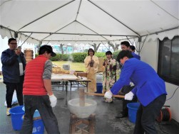 会場前では餅つき大会を実施