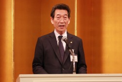 懇親会で挨拶する海津博会長・理事長