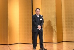 荒井商事・荒井寿一代表取締役会長が乾杯の発声を行なった