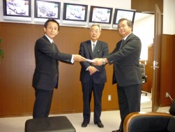義援金を渡す三浦信也社長