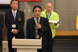 セリ前のセレモニーで挨拶を述べる澤田流通委員長