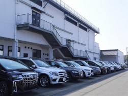 国産、輸入車を問わず高年式・高額車の出品車が並ぶ