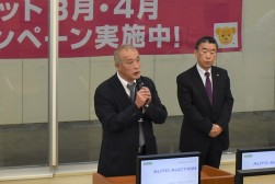 セリ前のセレモニーで挨拶を述べる奥村理事長