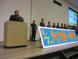 挨拶にたつ樋田理事長