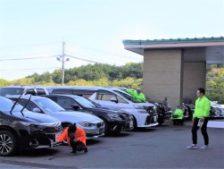 早朝から会場玄関前の出品車を１台１台手洗い洗車する会場スタッフ