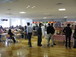 食堂も混雑する来場状況