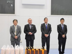 左からＪＵ佐賀の西村理事長と吉冨流通委員長、ＪＵ長崎の東理事長と沖田流通委員長