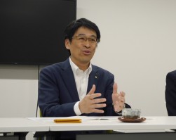 記者の質問に答える北口社長