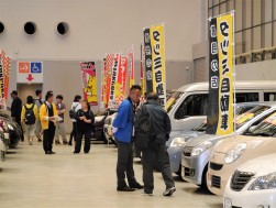 多数の来場者が展示車に強い関心