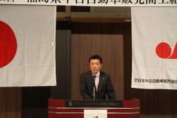 演台に立つ川村会長理事長