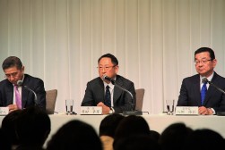 会見の席で答弁する豊田会長