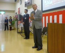 挨拶にたつ服部太会長