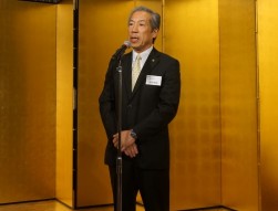 交流会で挨拶する髙谷会長