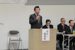 挨拶を行なう加藤会長・理事長