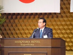 青年部会通常総会で挨拶する徳重光義指導環境委員長