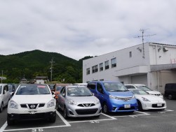 日産ディーラー出品の良質車が多数並ぶ