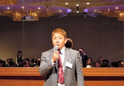 前日の懇親会で挨拶する請川代表幹事