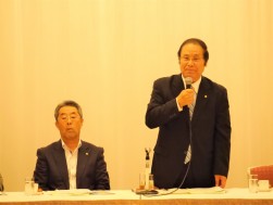 会議の冒頭挨拶をする松永会長