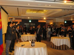 モンゴル－日本ビジネス交流会　大長伸吉会長の発声で乾杯