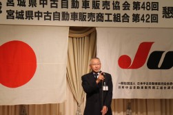 挨拶に立つ鹿野会長理事長