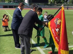 丸山社長も表彰式に立ち会い優勝カップを手渡した