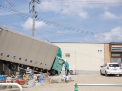 真備町中心部のコンビニエンスストアで柵に乗り上げたままのトラック（10日）