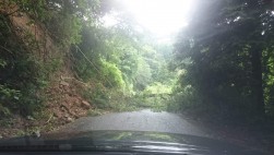 山間部では土砂崩れで道路が寸断された（写真協力：ミッションズ）