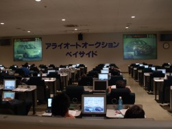 活発な取引が続く（写真はサプライズコーナー）